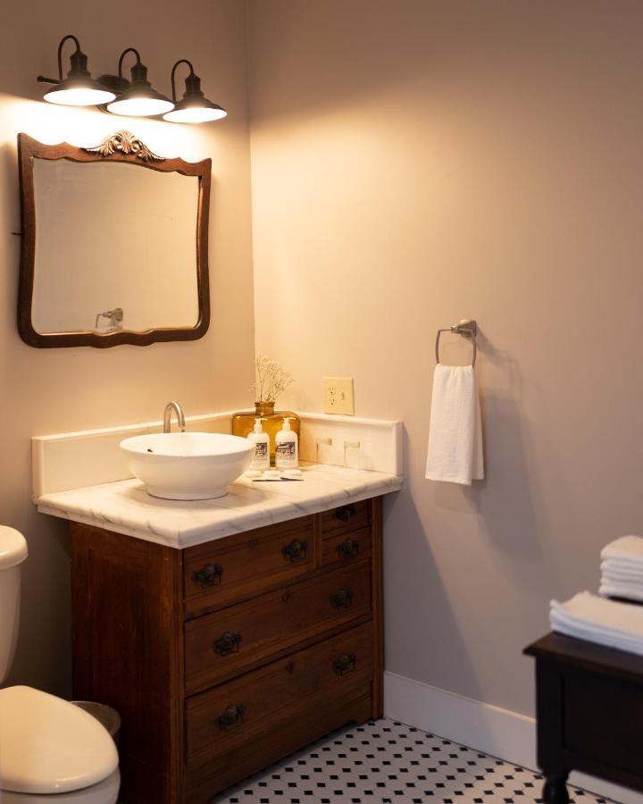 Onesixtyfive, The Inn On Park Row Brunswick Extérieur photo